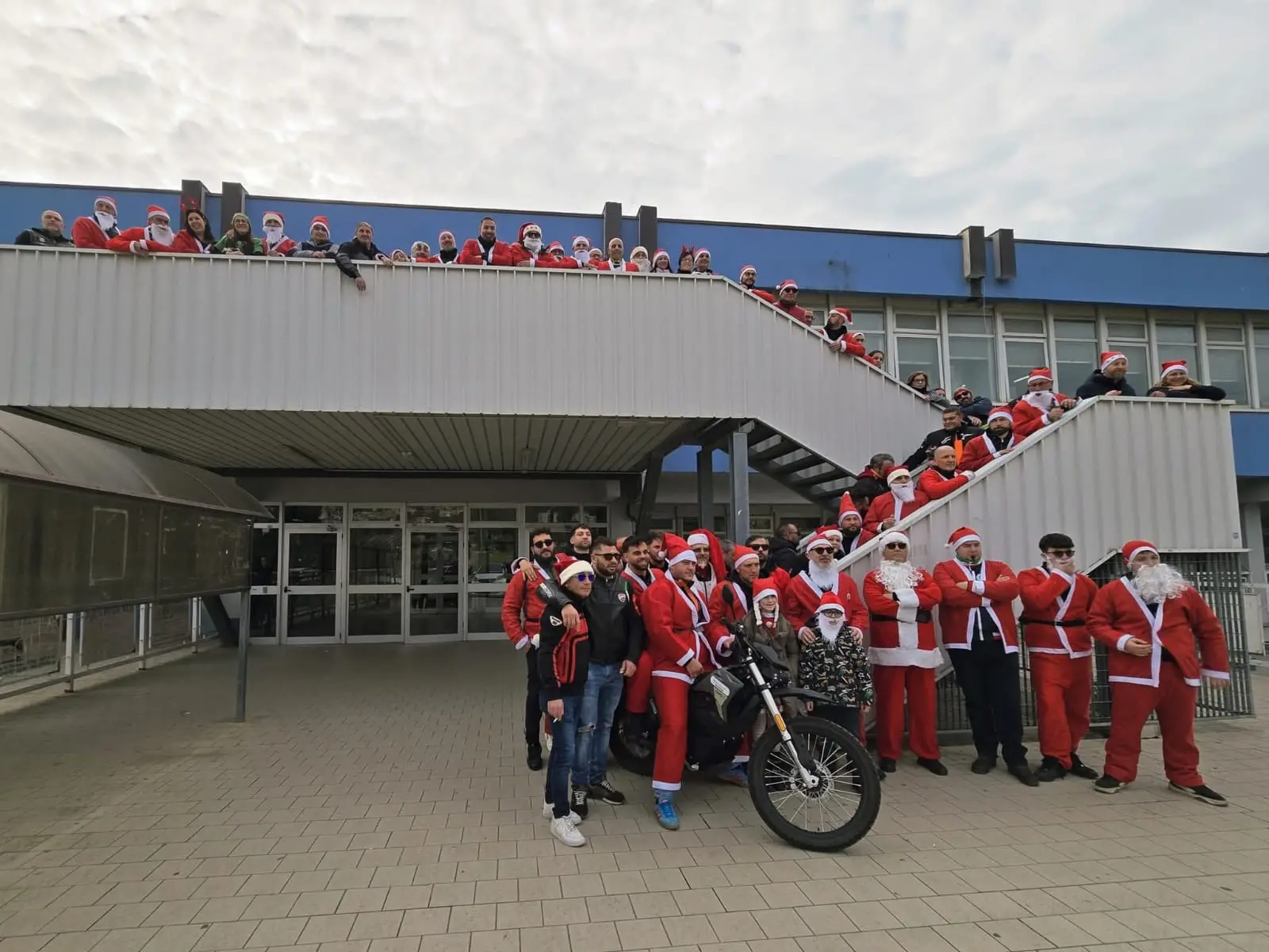 Lamezia, Babbo Natale arriva in moto: i Bikers Solitari portano la magia delle feste nel reparto di Pediatria\u00A0\n