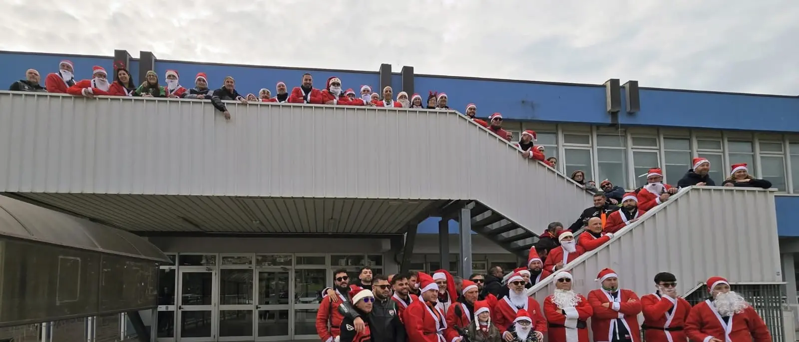 Lamezia, Babbo Natale arriva in moto: i Bikers Solitari portano la magia delle feste nel reparto di Pediatria\u00A0\n