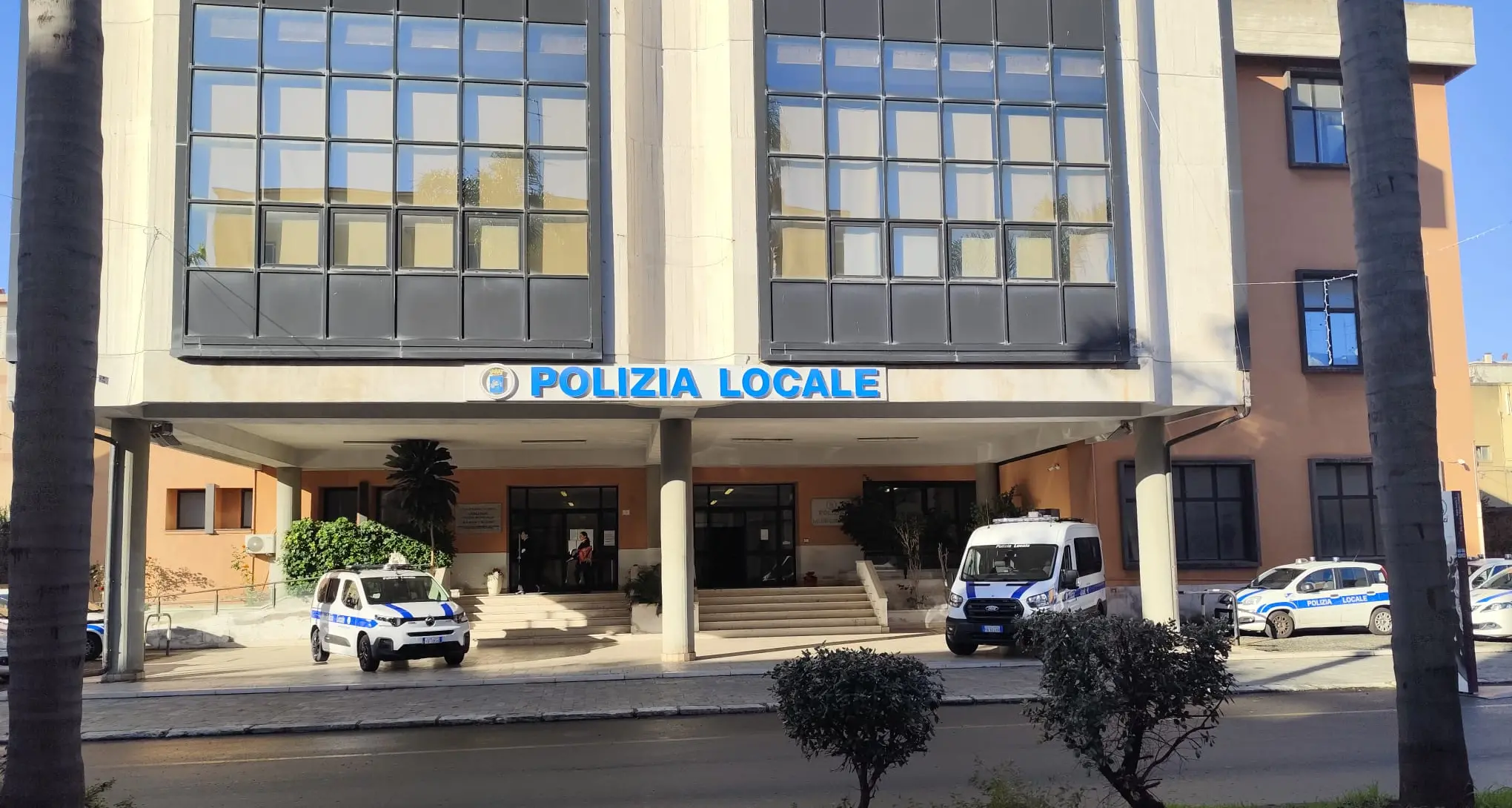 Prossimità e fiducia, due nuove stazioni mobili per la Municipale: «La sicurezza è un sistema integrato, a cui partecipiamo tutti noi»\n