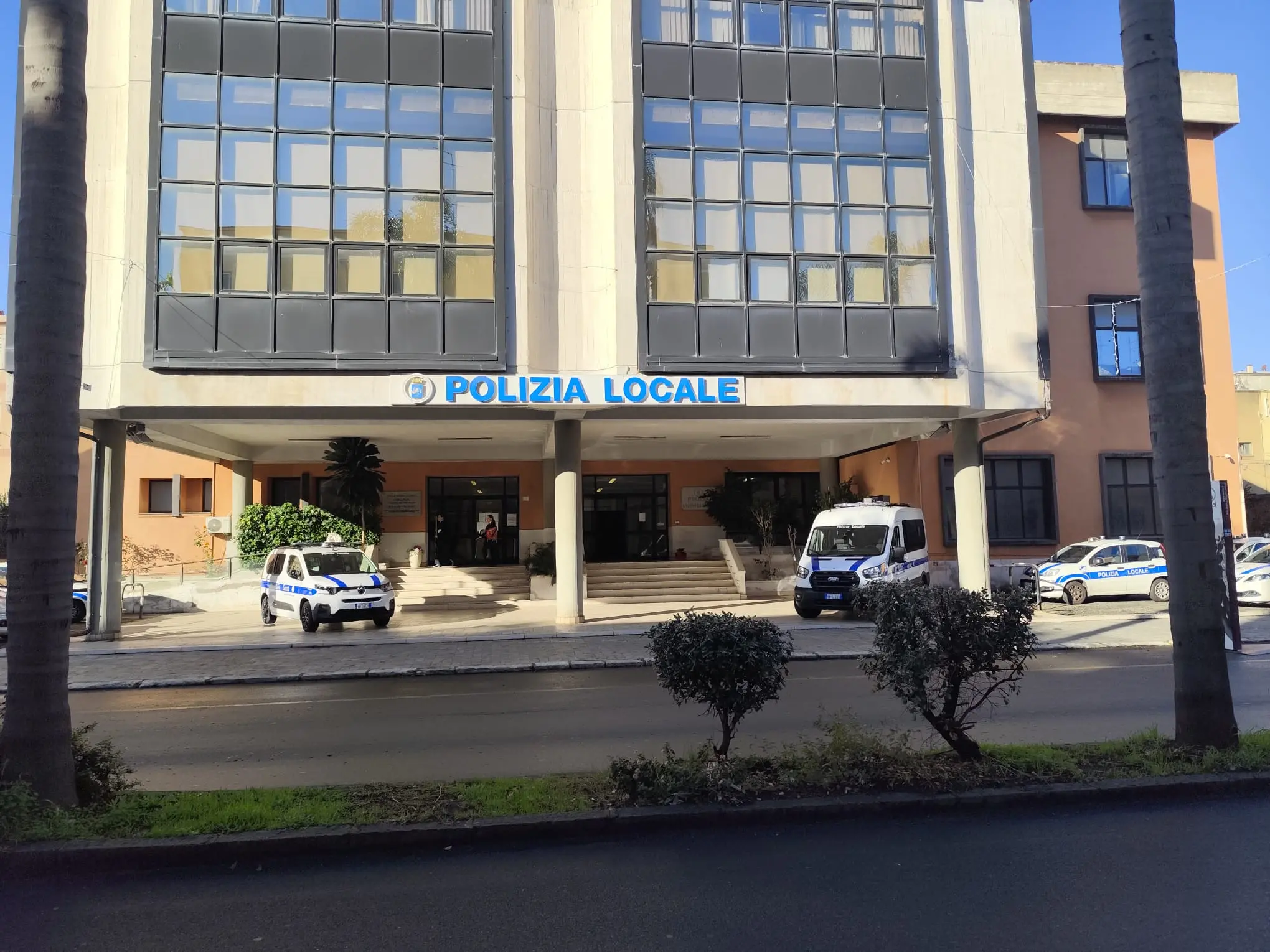 Prossimità e fiducia, due nuove stazioni mobili per la Municipale: «La sicurezza è un sistema integrato, a cui partecipiamo tutti noi»\n