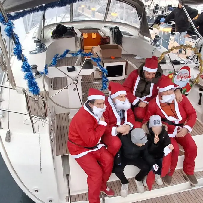 A Vibo Marina Babbo Natale arriva in barca a vela: doni e sorrisi ai bambini grazie al Circolo Santa Venere