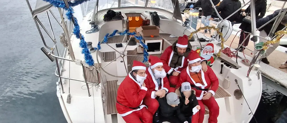 A Vibo Marina Babbo Natale arriva in barca a vela: doni e sorrisi ai bambini grazie al Circolo Santa Venere