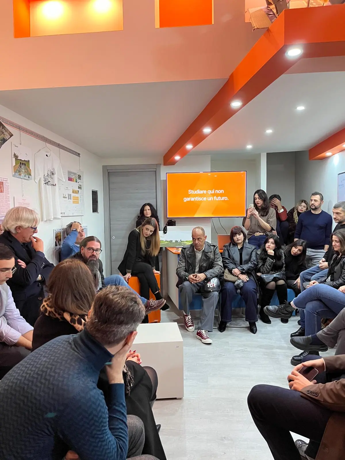 “È facile parlare”, i giovani di Reggio prendono la parola: rabbia, sogni e futuro possibile\n