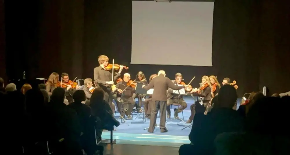 Crotone, applausi ed emozioni per l’esibizione dell’Orchestra Orfeo Stillo e il debutto italiano del violinista Austin Webster Perks Winston\n