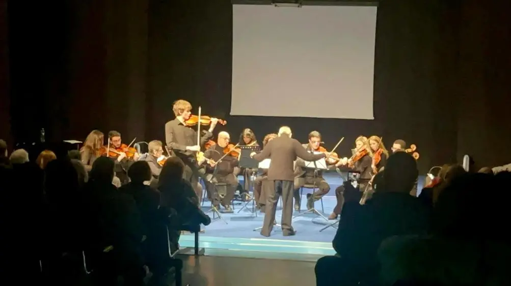 Crotone, applausi ed emozioni per l’esibizione dell’Orchestra Orfeo Stillo e il debutto italiano del violinista Austin Webster Perks Winston\n