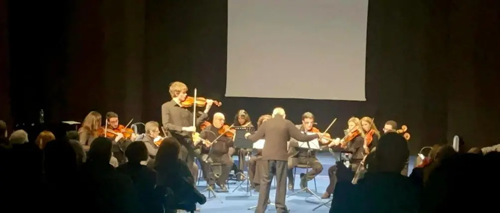 Crotone, applausi ed emozioni per l’esibizione dell’Orchestra Orfeo Stillo e il debutto italiano del violinista Austin Webster Perks Winston\n