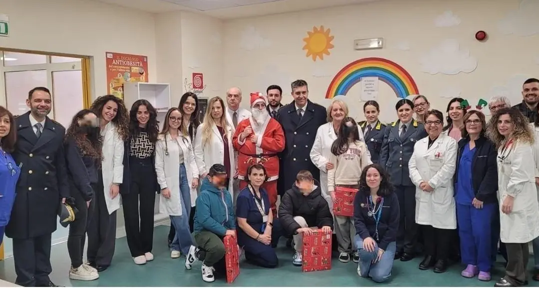 Doni della Fiamme Gialle ai bambini dei presidi ospedalieri Pugliese e Ciaccio