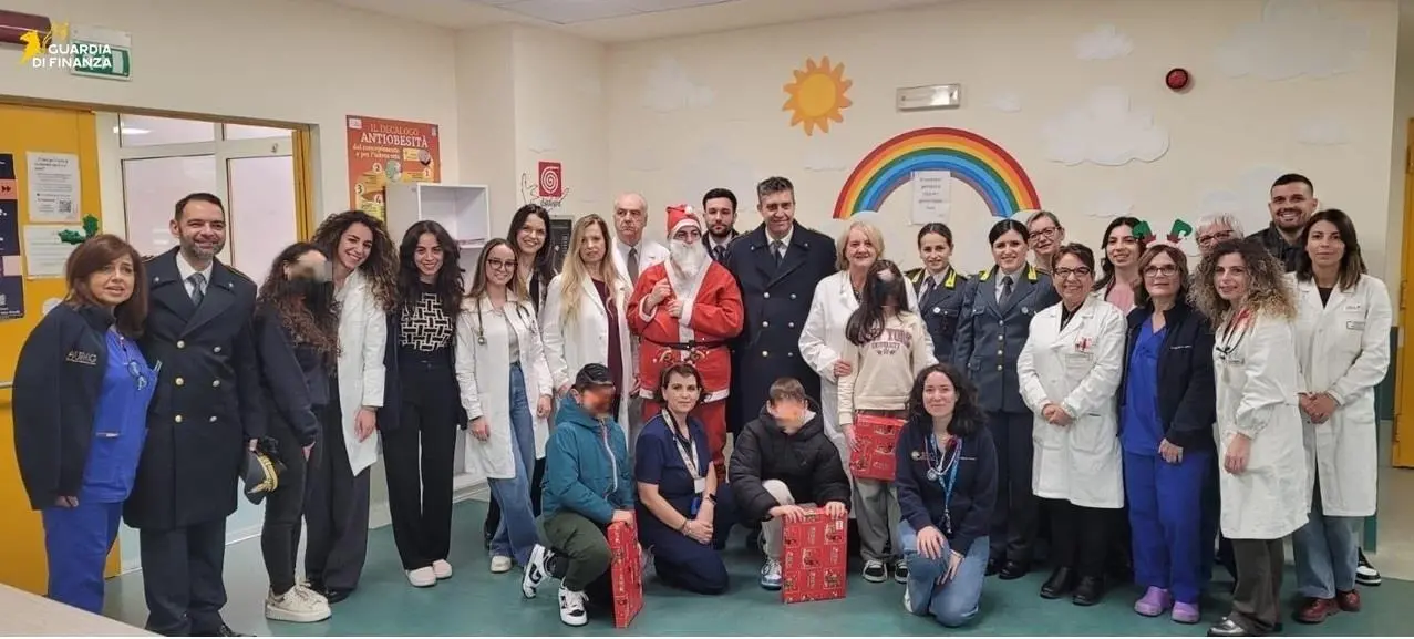 Doni della Fiamme Gialle ai bambini dei presidi ospedalieri Pugliese e Ciaccio