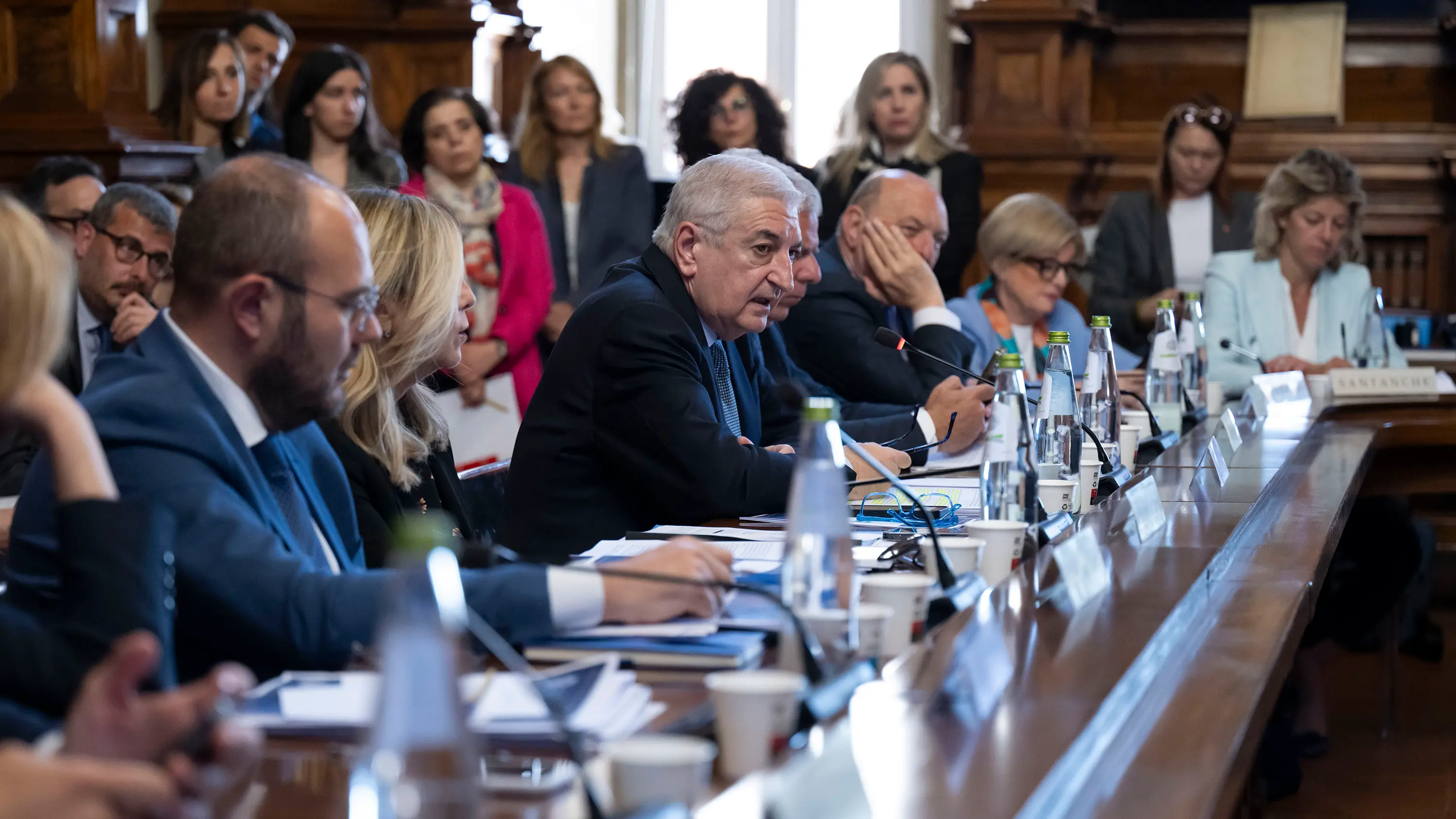 <p>La cabina di regia del Pnrr, al centro il ministro&nbsp;per gli Affari europei, il Pnrr e le Politiche di Coesione, Tommaso Foti&nbsp;</p>\\n