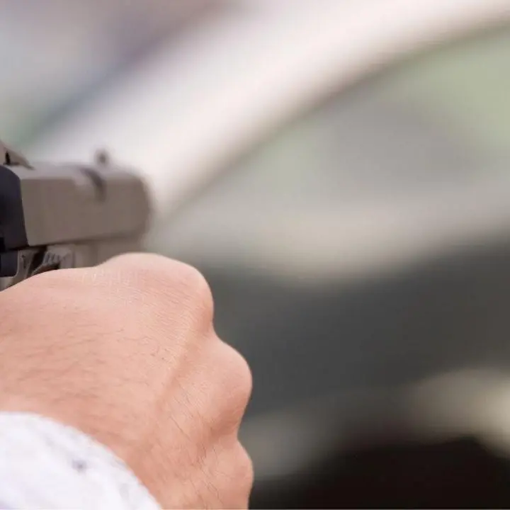 Rapina a un distributore di carburante nel Vibonese: banditi sparano in aria e vanno via con l’incasso