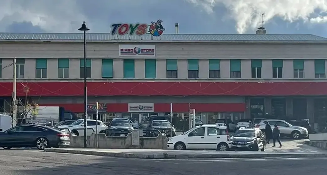 Rapina in un negozio di giocattoli a Reggio Calabria, malviventi armati fuggono con 40mila euro\n