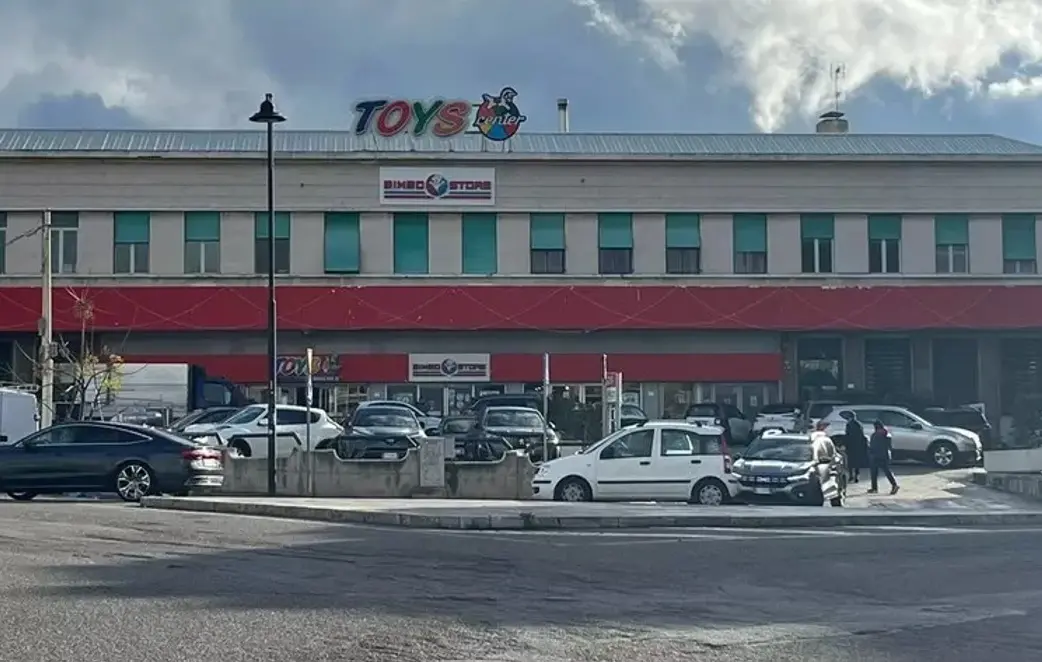 Rapina in un negozio di giocattoli a Reggio Calabria, malviventi armati fuggono con 40mila euro\n