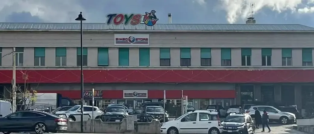 Rapina in un negozio di giocattoli a Reggio Calabria, malviventi armati fuggono con 40mila euro\n