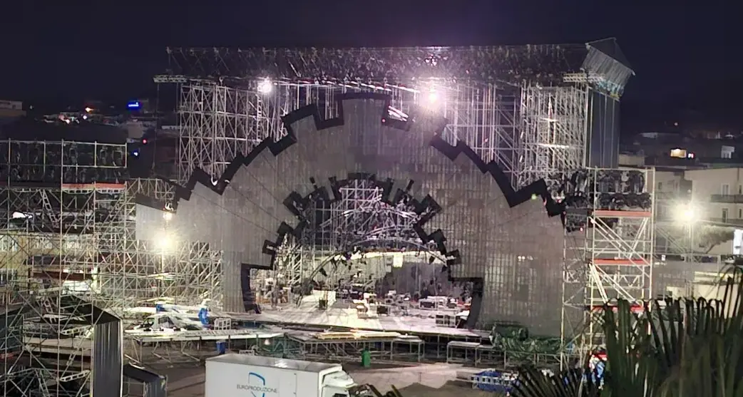 Catanzaro, tutto pronto per il Capodanno Rai: il mega palcoscenico pronto ad accogliere Liorni e i suoi ospiti\n