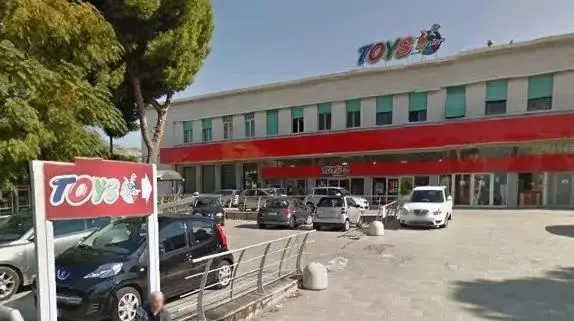 Paura a Reggio, rapina a mano armata al Toys Center: rubati circa 40 mila euro\n