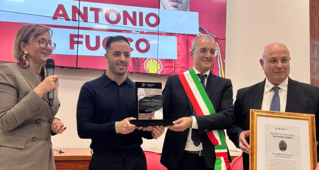Il campione Ferrari Antonio Fuoco premiato a Cosenza per i successi nel motorsport:\u00A0«Orgoglio della nostra terra»\n