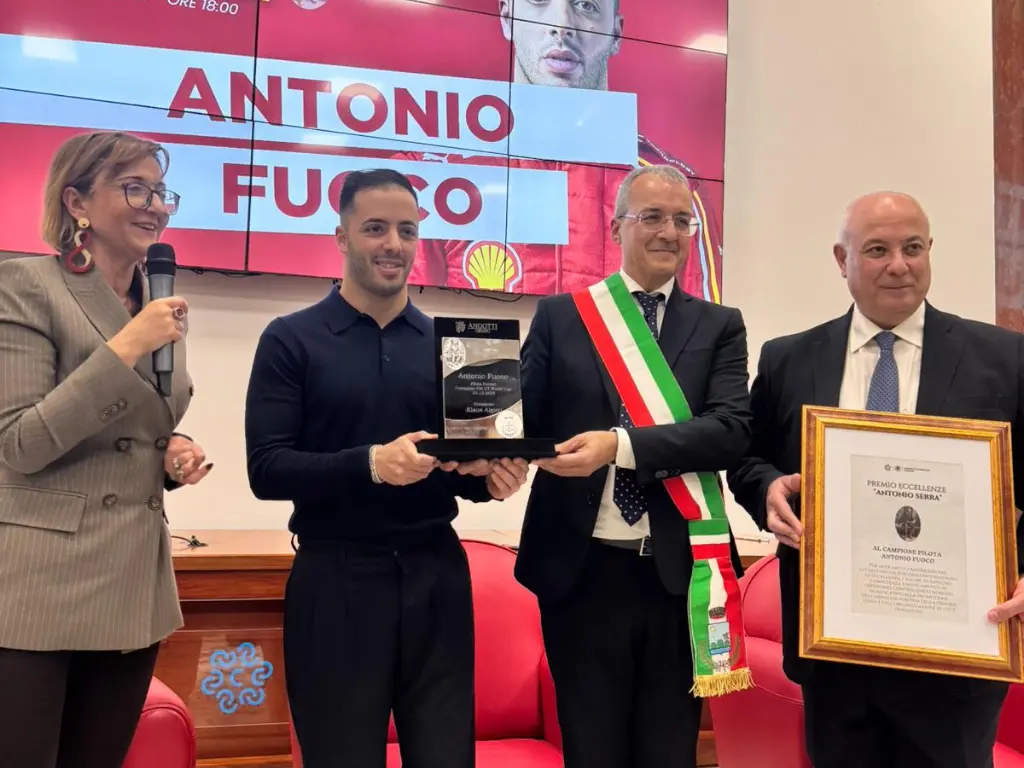 Il campione Ferrari Antonio Fuoco premiato a Cosenza per i successi nel motorsport:\u00A0«Orgoglio della nostra terra»\n