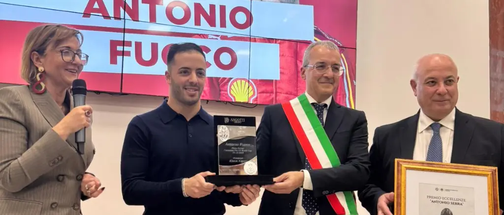 Il campione Ferrari Antonio Fuoco premiato a Cosenza per i successi nel motorsport:\u00A0«Orgoglio della nostra terra»\n