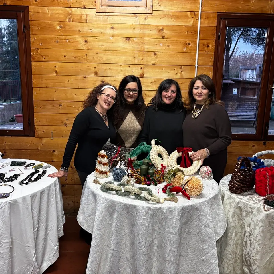 Quattro Chiacchiere, l’associazione che fa dell’artigianato relazione e antidoto allo stress:\u00A0«Qui conta il tempo che ognuno si dona»\n