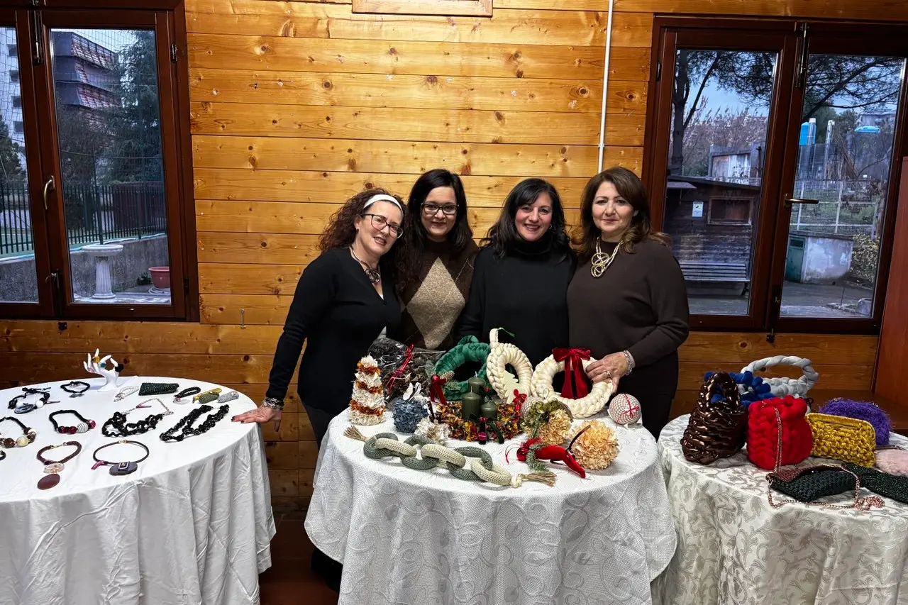 Quattro Chiacchiere, l’associazione che fa dell’artigianato relazione e antidoto allo stress:\u00A0«Qui conta il tempo che ognuno si dona»\n