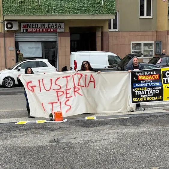Mirto Crosia, sit-in dei lavoratori Tis davanti al Comune: «Chiediamo chiarezza, siamo in difficoltà»
