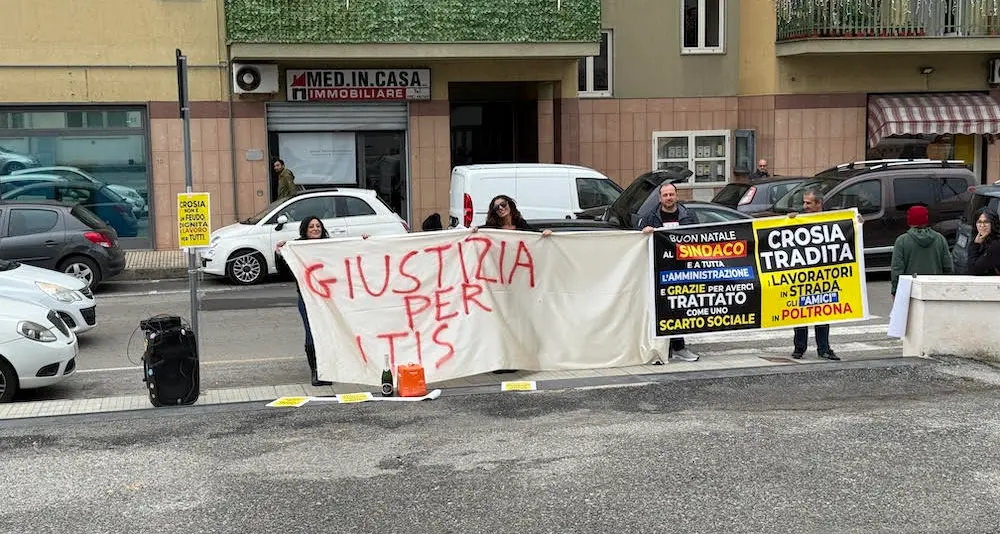 Tirocinanti Tis in piazza a Mirto Crosia: «Vogliamo certezze sul nostro futuro»\n