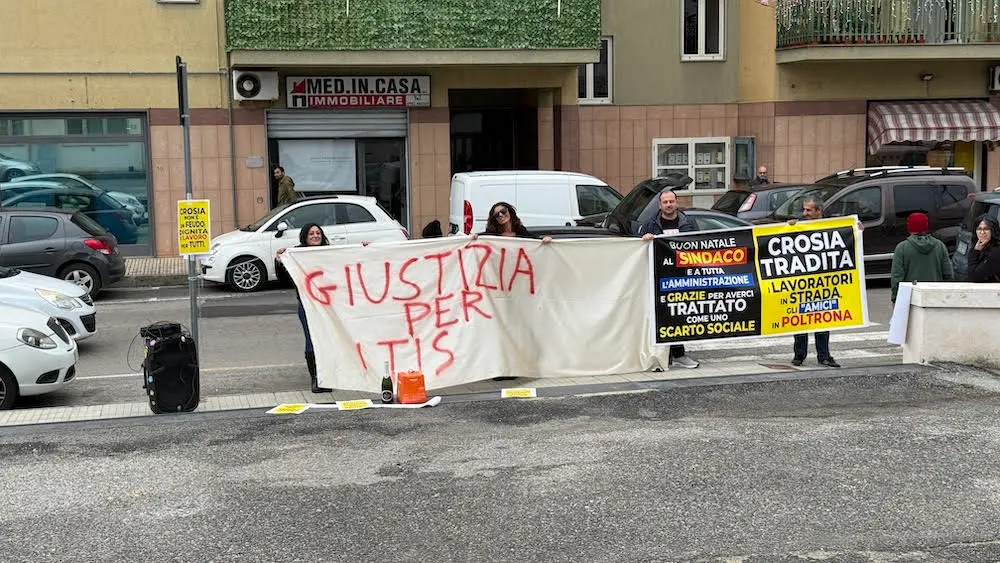 Mirto Crosia, sit-in dei lavoratori Tis davanti al Comune: «Chiediamo chiarezza, siamo in difficoltà»