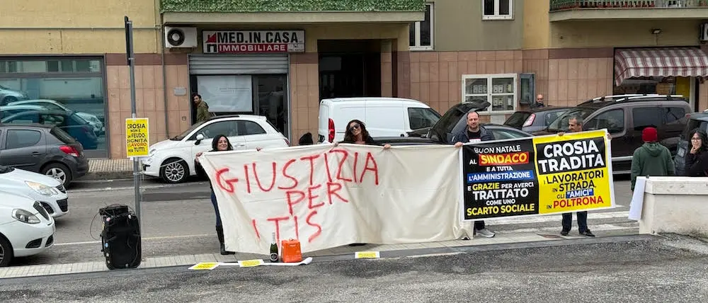 Tirocinanti Tis in piazza a Mirto Crosia: «Vogliamo certezze sul nostro futuro»\n