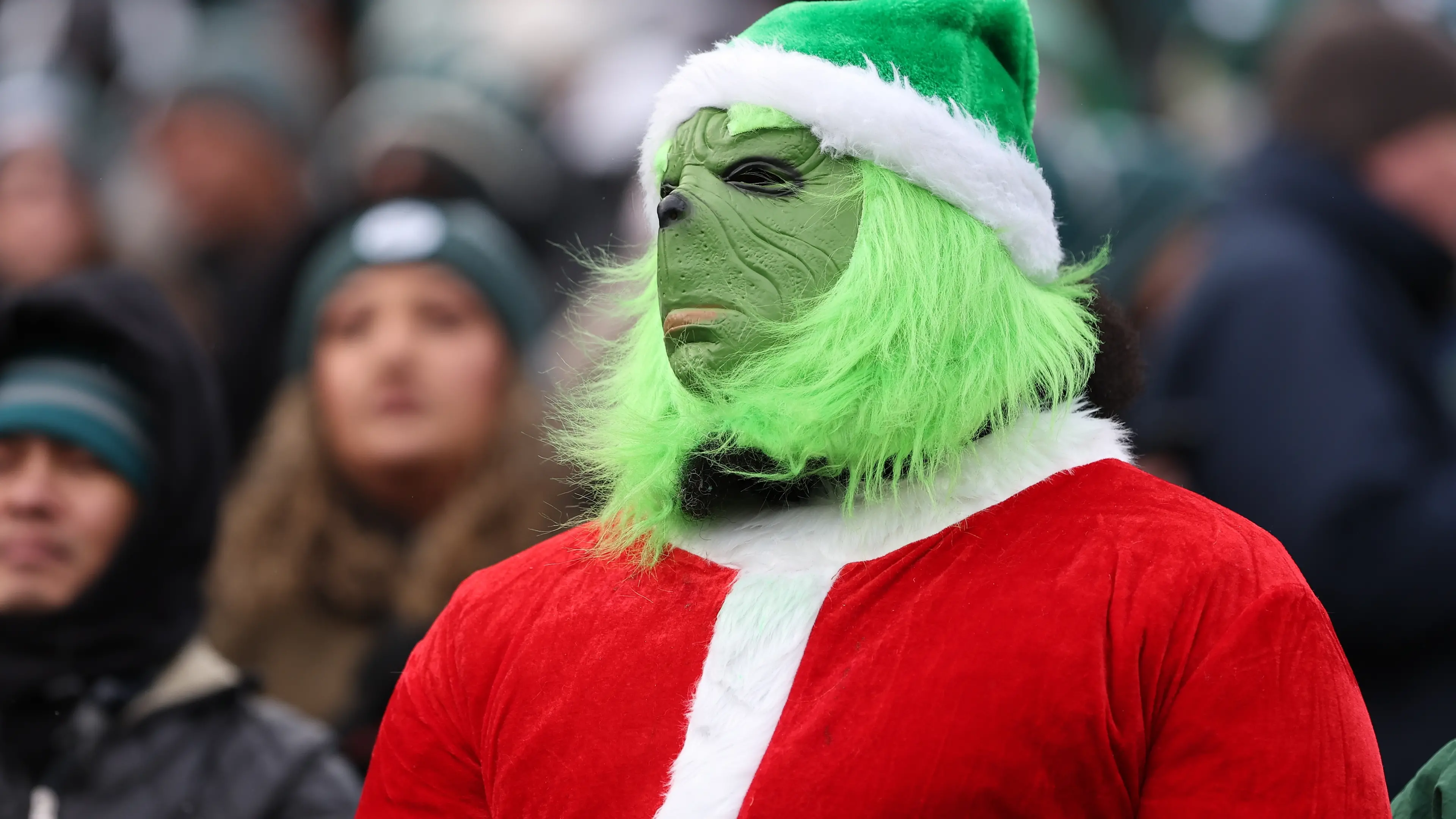 <p>Un grinch&nbsp;nella platea di una partita di football americano</p>\\n , Bill Streicher-Imagn Images/Sipa