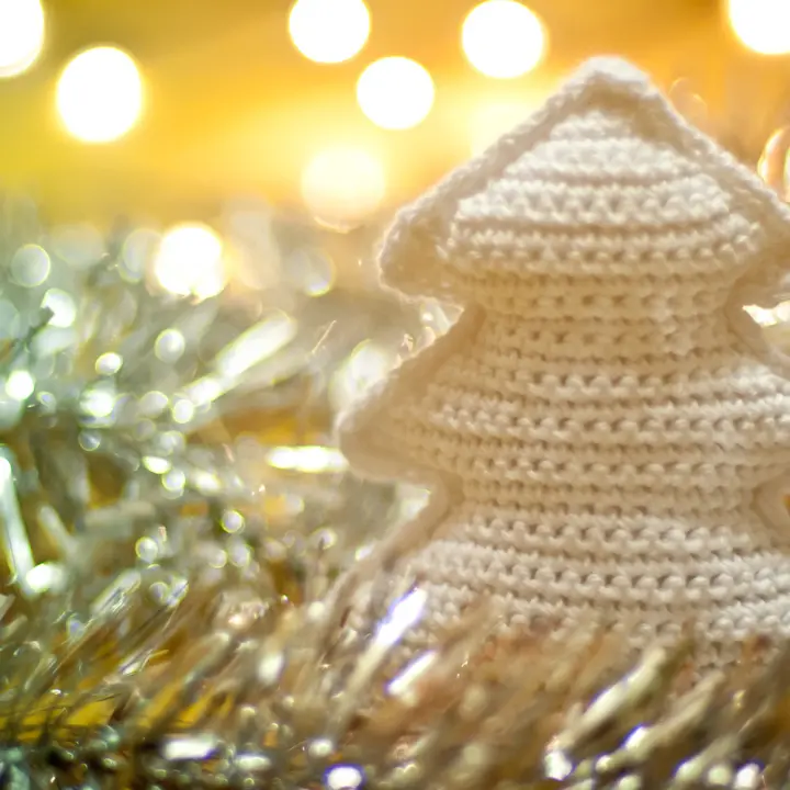 L’uncinetto che addobba Diamante e cura le ferite: «Non volevo più vivere, grazie a questa iniziativa sono rinata»\n