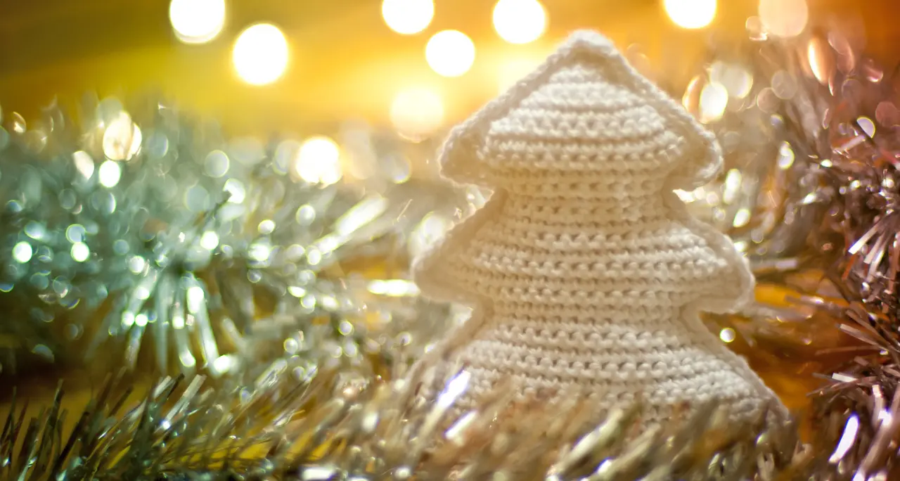 Natale all’uncinetto, l’iniziativa che addobba Diamante\u00A0e cura il dolore di chi ha perso tutto