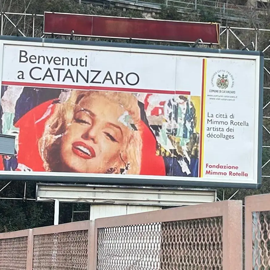 Benvenuti a Catanzaro, è tornato a campeggiare il manifesto di “Marilyn” in ricordo di Mimmo Rotella
