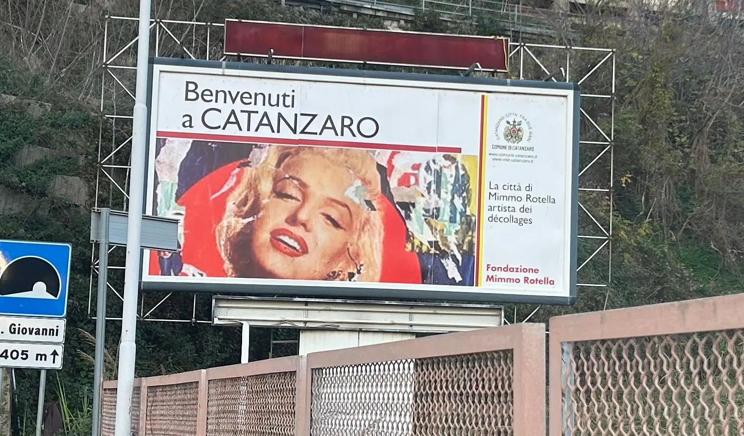 Benvenuti a Catanzaro, è tornato a campeggiare il manifesto di “Marilyn” in ricordo di Mimmo Rotella