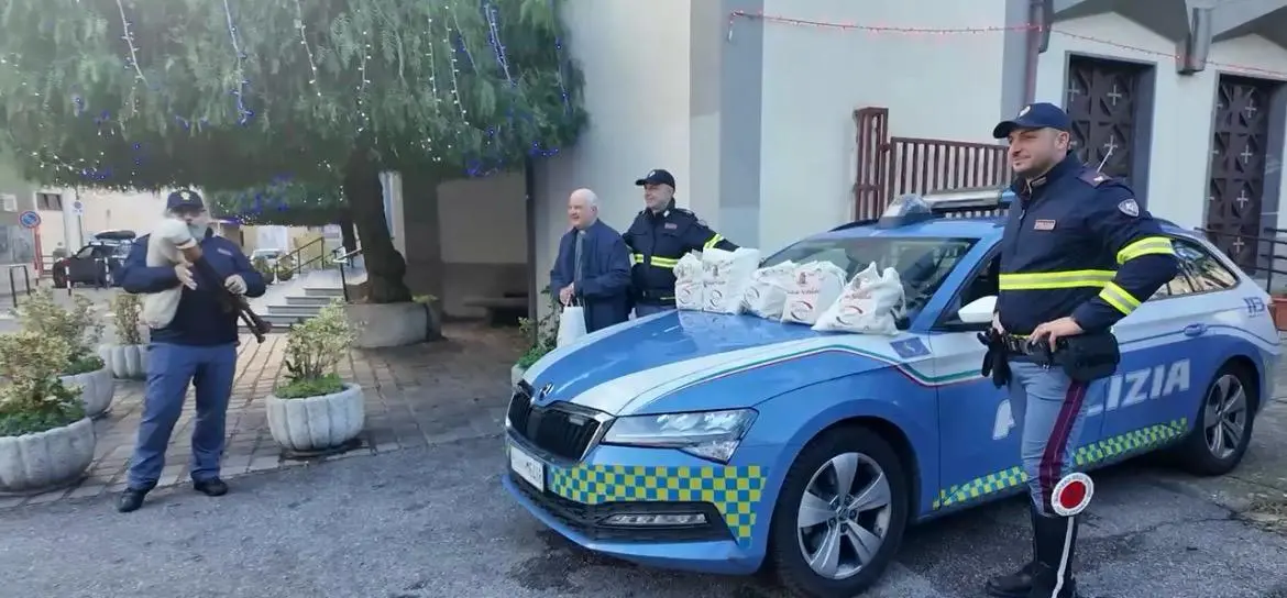 Natale solidale, la Polizia di Stato accende la solidarietà con una iniziativa benefica\n