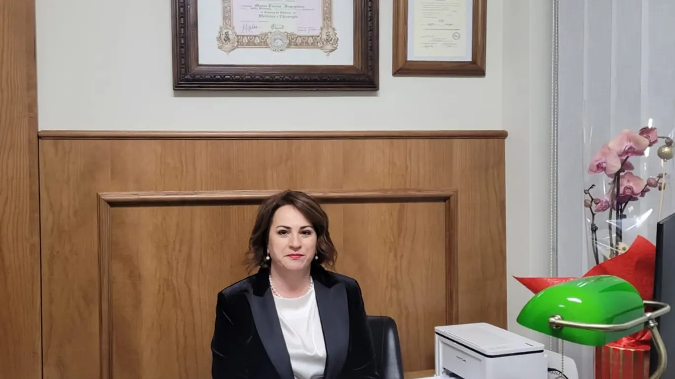 <p>La dottoressa Ingegnieri nel suo nuovo studio medico a Nicotera</p>\\n