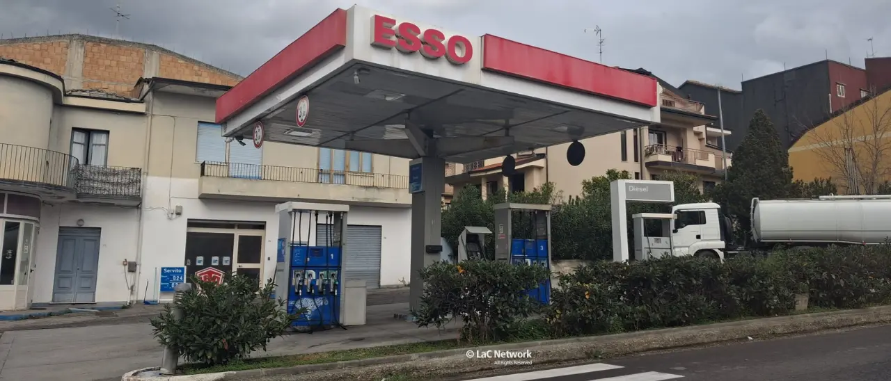 “Stesa” in stile camorra a Paravati: i rapinatori della stazione di servizio hanno sparato in aria mentre già fuggivano\n