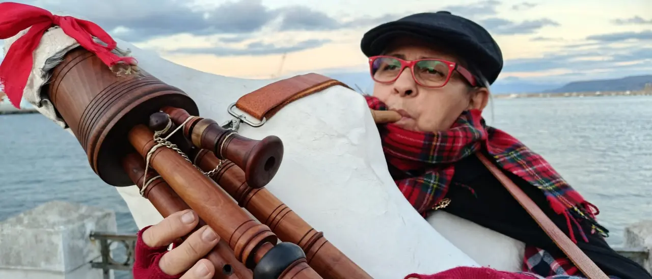 L’unica zampognara della Calabria (e forse d’Italia) è vibonese: «C’è chi si emoziona fino alle lacrime ascoltandoci»\n