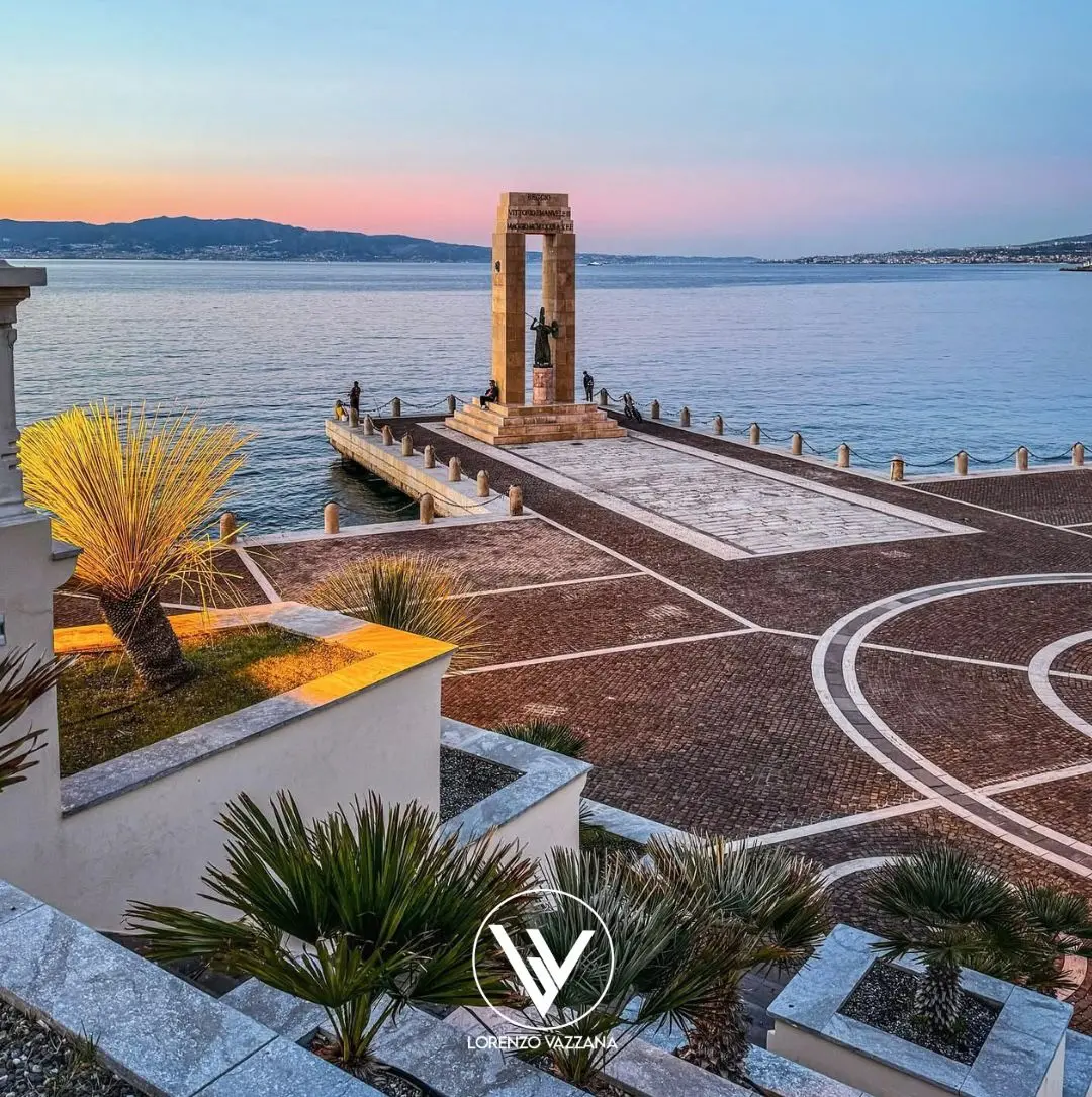 L’incanto dell’alba sull’Arena dello Stretto\n