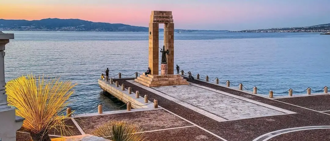 L’incanto dell’alba sull’Arena dello Stretto\n