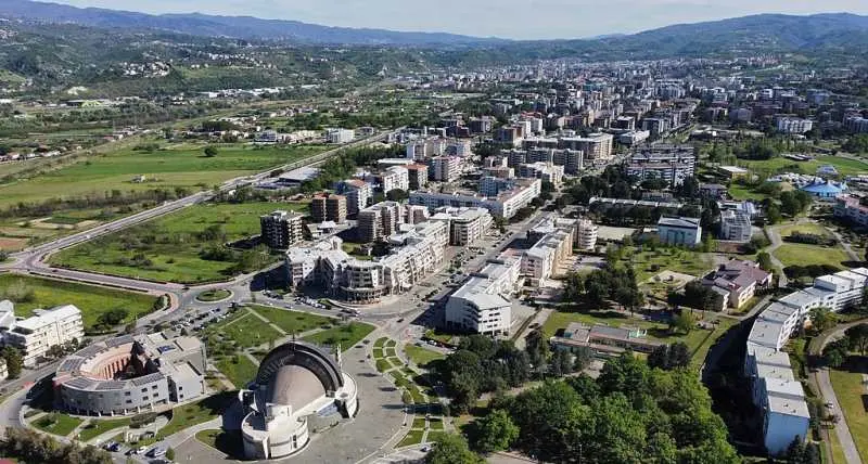 Rende, nuovo sistema di strisce bianche con disco orario su via Kennedy e via Busento\n