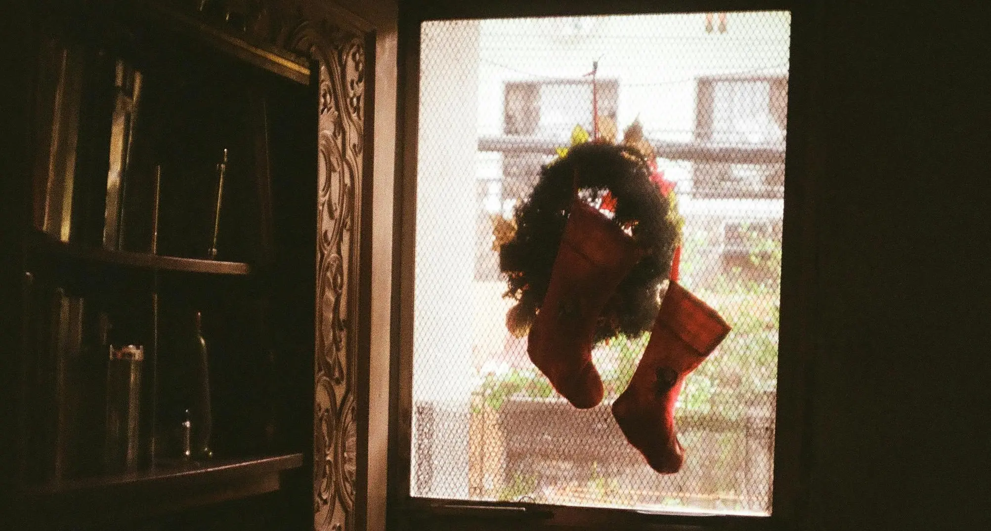 Buon Natale a chi resiste e a chi sa guardare oltre la tavola imbandita: perché senza esclusi questo non è un Paese\n