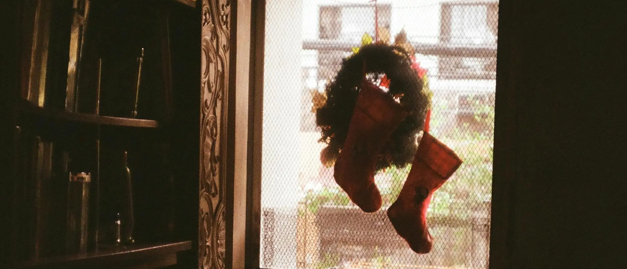 Buon Natale a chi resiste e a chi sa guardare oltre la tavola imbandita: perché senza esclusi questo non è un Paese\n