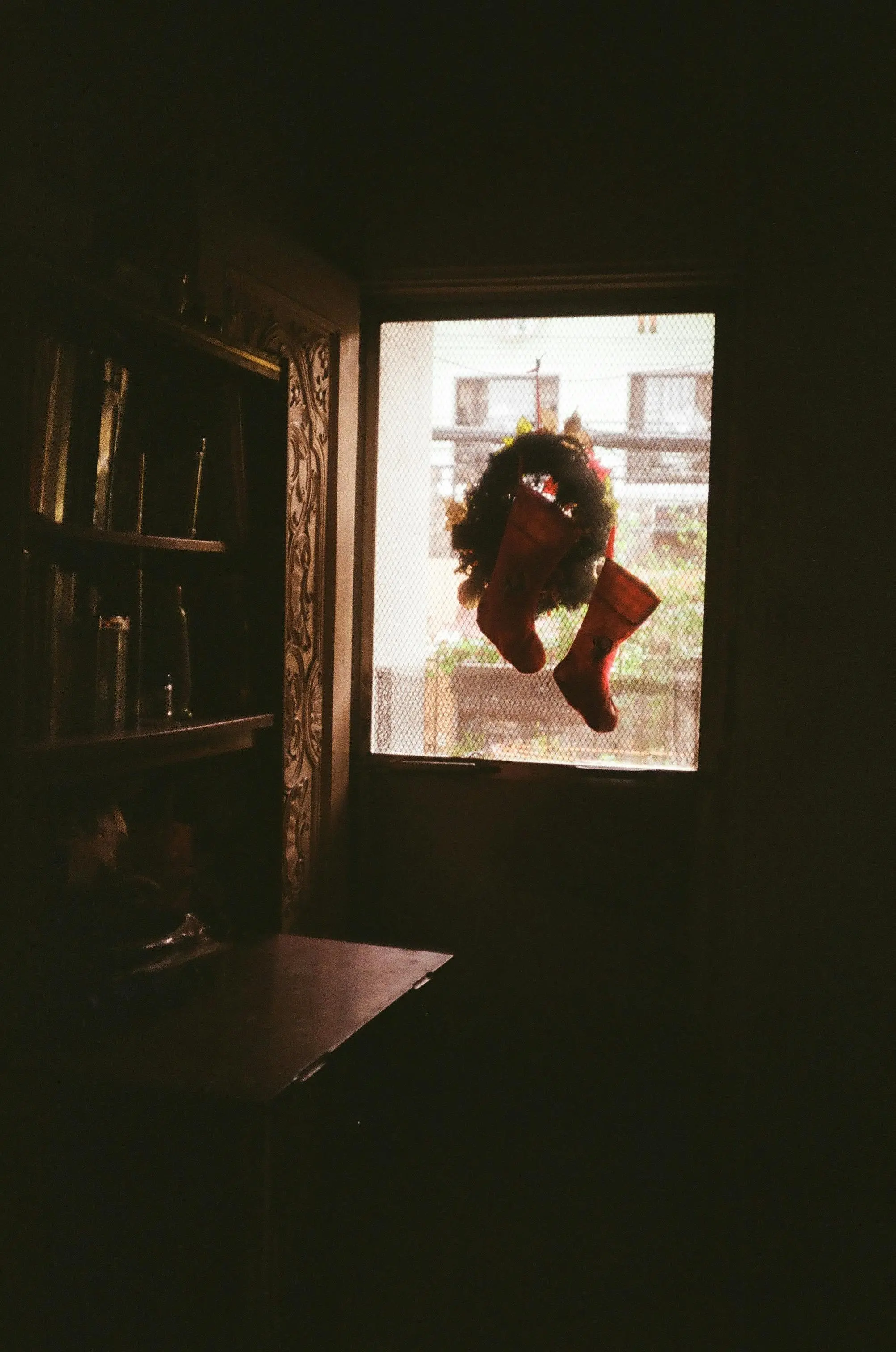 Buon Natale a chi resiste e a chi sa guardare oltre la tavola imbandita: perché senza esclusi questo non è un Paese\n