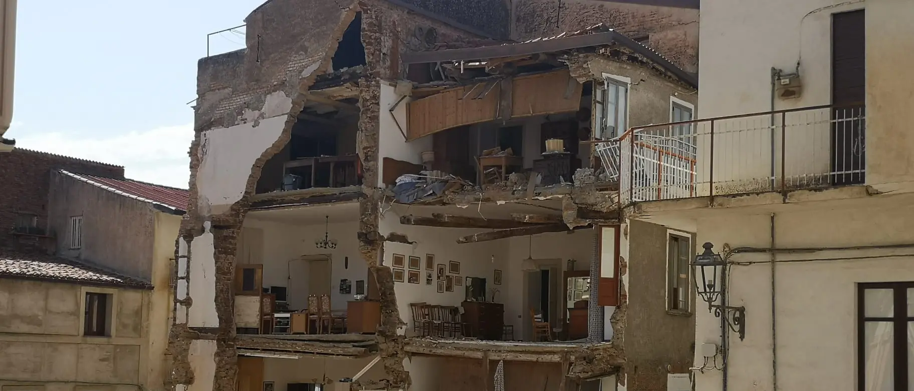 Palazzo crollato\u00A0a Lamezia, sono tre le persone indagate: sequestrati caterpillar, edificio e cantiere\n