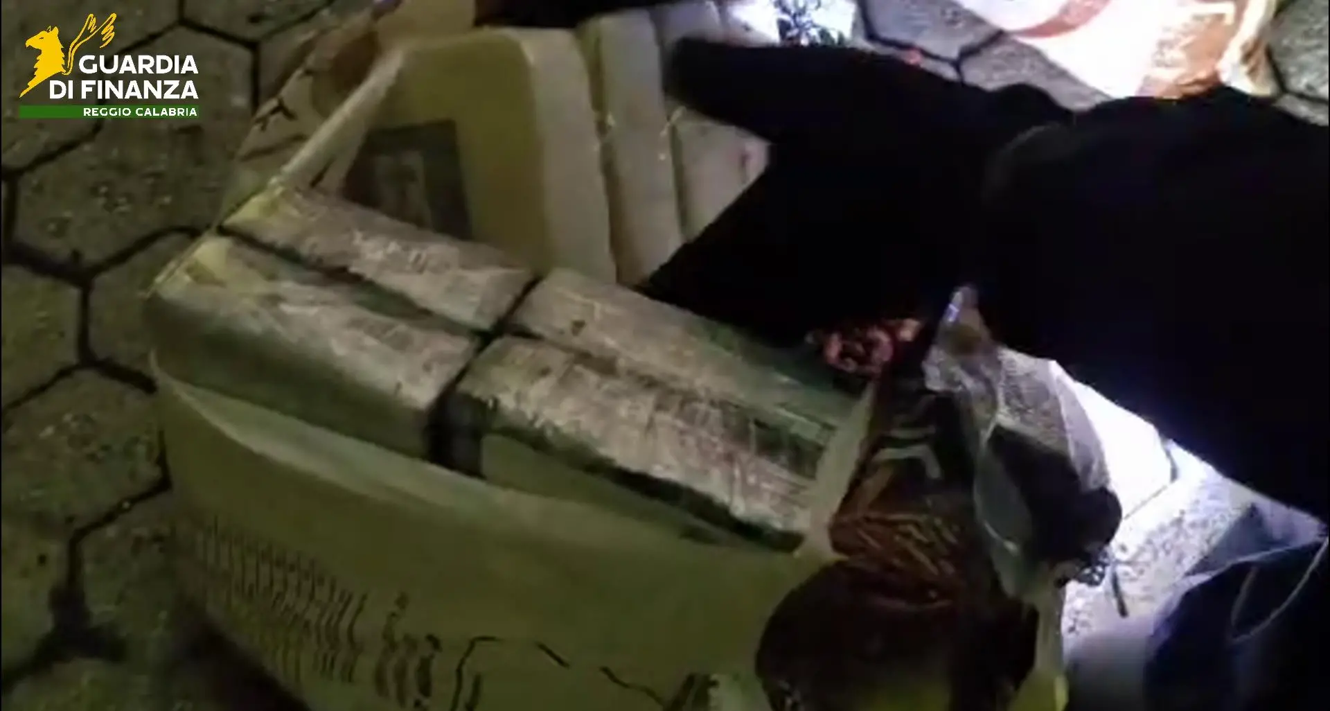 Dall’America Latina al porto di Gioia nascosta in sacchi di noccioline, sequestrati oltre 435 chili di cocaina\n