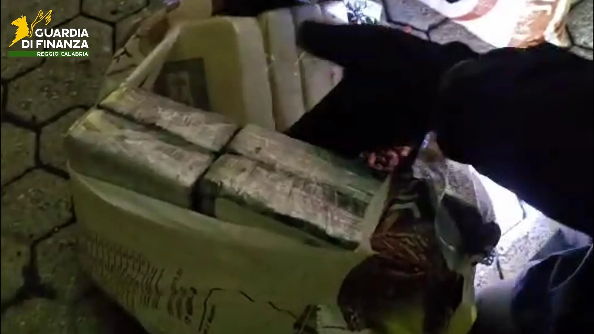 Dall’America Latina al porto di Gioia nascosta in sacchi di noccioline, sequestrati oltre 435 chili di cocaina\n