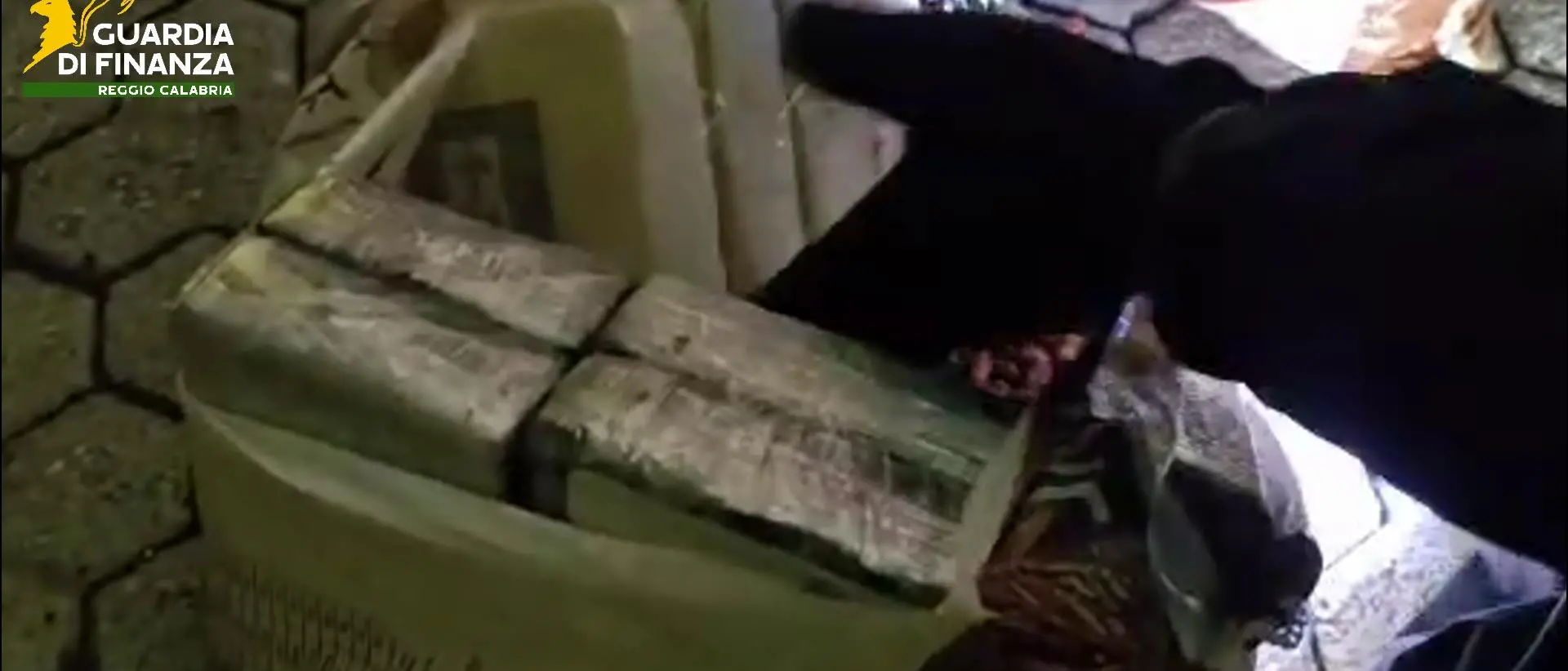 Dall’America Latina al porto di Gioia nascosta in sacchi di noccioline, sequestrati oltre 435 chili di cocaina\n