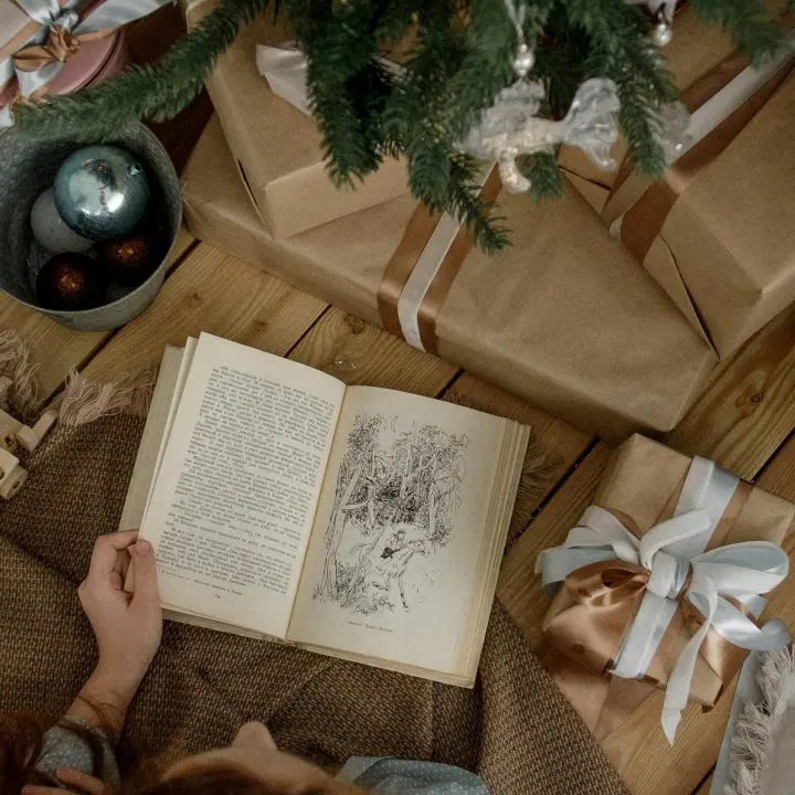 Il Natale nella letteratura: così le storie ci insegnano che il senso della festa è nello stare insieme\n