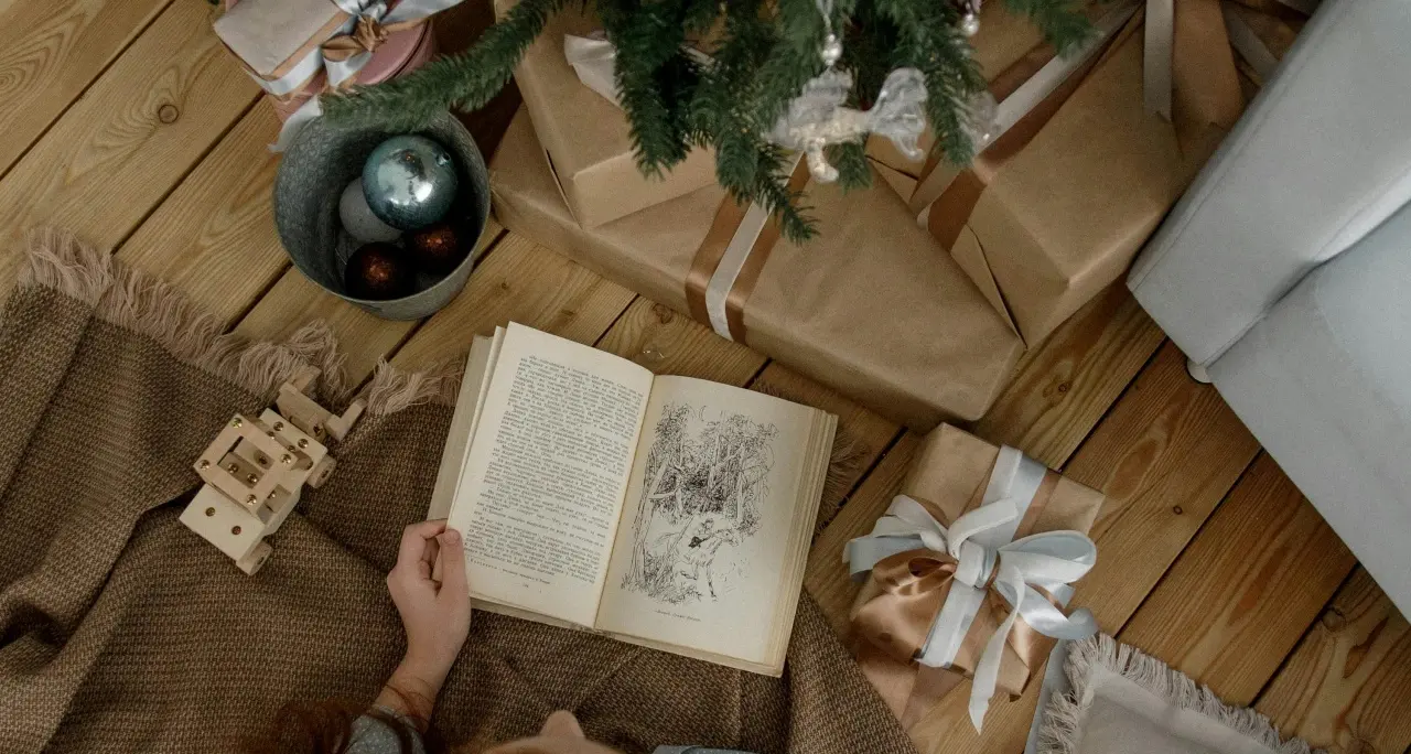 Il Natale nella letteratura: così le storie ci insegnano che il senso della festa è nello stare insieme\n