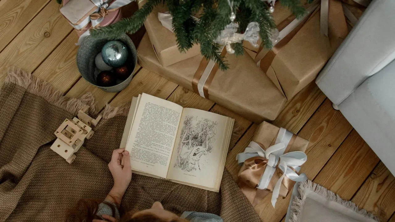 Il Natale nella letteratura: così le storie ci insegnano che il senso della festa è nello stare insieme\n